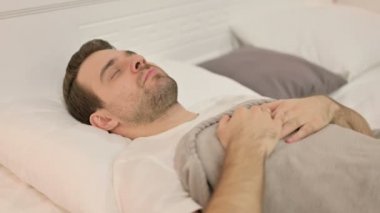 Huzurlu Genç Adam Yatakta Uykudan Kalkıyor 