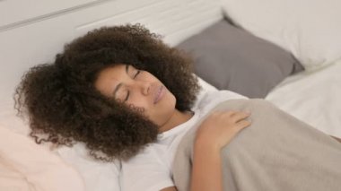 Yatakta Uykudan Uyanan Genç Afrikalı Kadın 