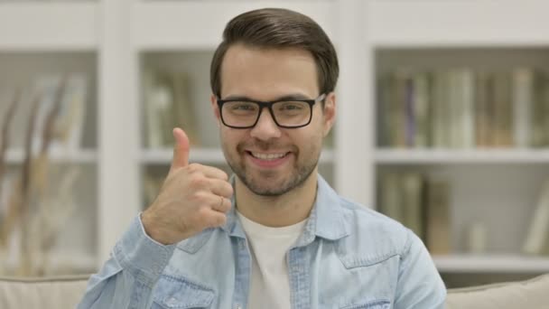 随性年轻人的拇指向上标志的肖像 — 图库视频影像