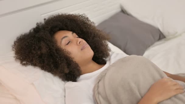 침대에서 잠자는 평화 로운 젊은 아프리카 여자 — 비디오