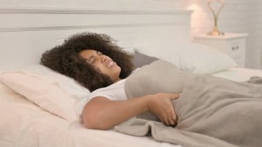 Sırtı Ağrıyan Genç Afrikalı Kadın Yatakta Yatıyor 