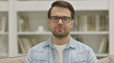 Sıradan bir genç adamın portresi Kameraya bakıyor