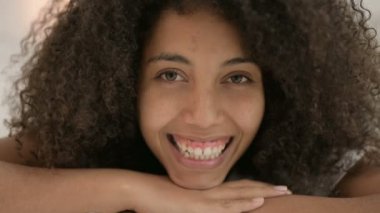 Kameraya Gülümseyen Genç Afrikalı Kadın 'ın yakın çekimi 