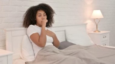 Hasta Genç Afrikalı Kadın Yatakta Öksürüyor 