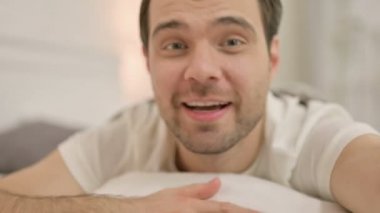 Yatakta Video Sohbeti yapan Çekici Genç Adam 'ı kapat. 