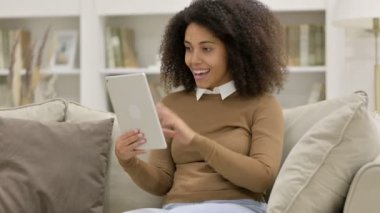 Tablet 'te Video Sohbeti: Kanepede Genç Afrikalı Kadın 