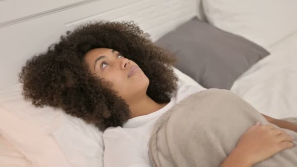 Pensiva mulher africana deitada acordada na cama — Vídeo de Stock