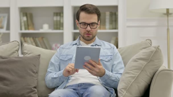 Evde Tabletteki Sıradan Genç Adam 'ın Başarısızlığı — Stok video