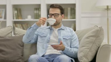 Rahat Erkek Tasarımcı Evde Çay İçiyor