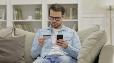 Başarılı Çevrimiçi Alışveriş: Sıradan Genç Adam 'dan Smartphone