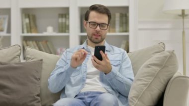 Evde Smartphone 'da Kaybolan Sıradan Genç Adam' ı Üzmek