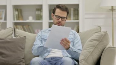 Evde Odaklanmış Erkek Tasarımcı Okuma Belgeleri