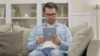 Evde Gündelik Genç Adam 'ın Tabletteki Video Sohbeti