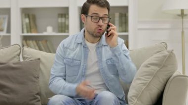 Kızgın Erkek Tasarımcı Evde Akıllı Telefonla Konuşuyor