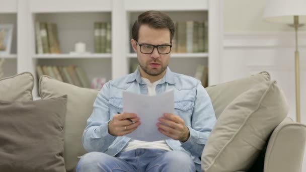 Αποτυχία στα έγγραφα για Casual Young Man at Home — Αρχείο Βίντεο