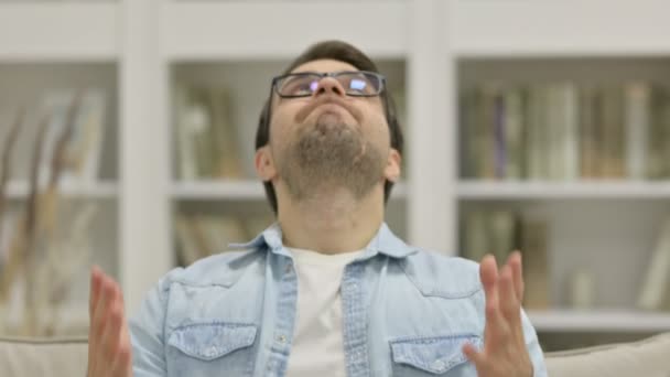 Retrato de un joven casual reaccionando a la pérdida, el fracaso — Vídeos de Stock