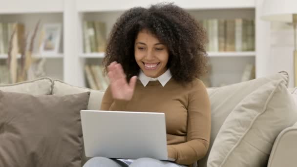Online video chat na notebooku od mladé africké ženy na pohovce — Stock video