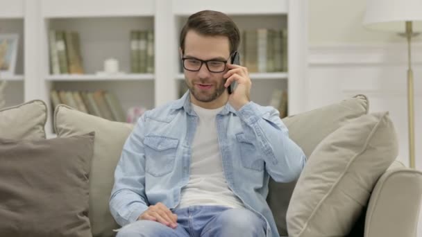 Hombre joven casual hablando en Smartphone en casa — Vídeos de Stock