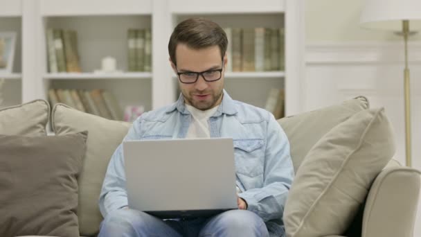 Video Chat online pe laptop de Casual Young Man at Home — Videoclip de stoc