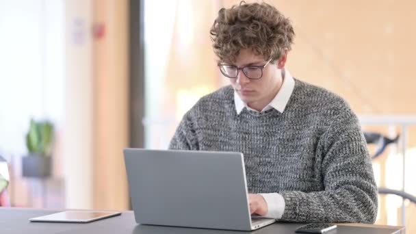 若いクリエイティブの若者がノートパソコンを閉じる,離れる — ストック動画