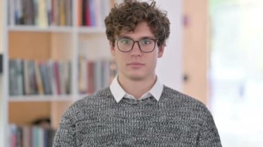 Yaratıcı Genç Adamın Portresi Kameraya Gülümsüyor