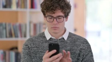 Akıllı Telefon kullanan Yaratıcı Genç Adam Portresi