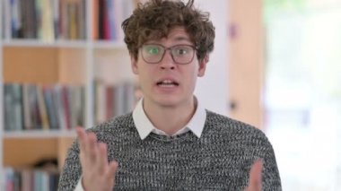 Kızgın Yaratıcı Genç Adam 'ın Portresi Tartışıyor, Savaşıyor