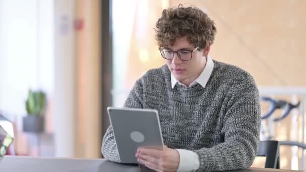 Winnende, creatieve jongeman viert succes op Tablet — Stockvideo