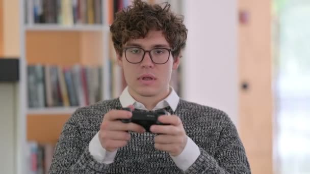 Щасливий молодий чоловік грає відеоігри — стокове відео