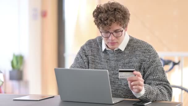 Online winkelen Verlies op laptop door creatieve jonge man — Stockvideo