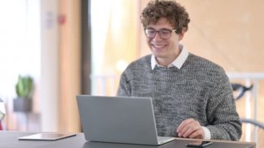 İş Başındaki Yaratıcı Genç Adam tarafından Bilgisayarda Çevrimiçi Video Sohbeti 