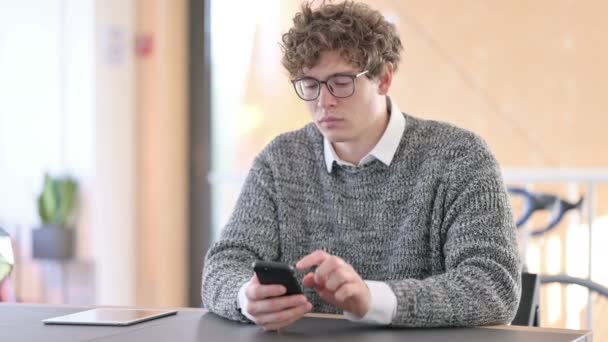 Creative Young Man za pomocą smartfona w pracy — Wideo stockowe