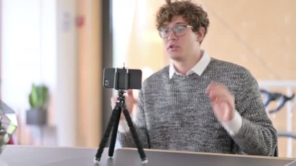 Kreativ ung man gör Bloggning, videoinspelning på kameran — Stockvideo
