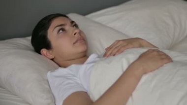 Düşünceli Hintli Kadın Yatakta Uyanık Kaldı 