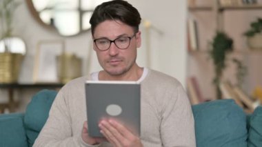 Evde Dijital Tablet kullanan Orta yaşlı adamın Portresi 
