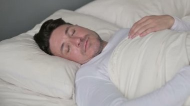 Huzurlu Orta Çağ Adamı Yatakta Uyuyor 