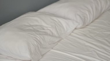 Yorgun Orta Çağ Adamı Yatıyor ve Uyuyor 