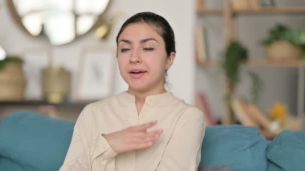 Portrait de femme indienne endormie bâillant à la maison — Video