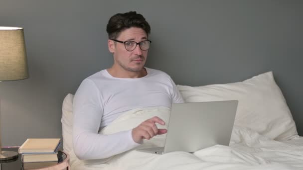No Gesture with Finger przez średniowiecznego człowieka z laptopem w łóżku — Wideo stockowe