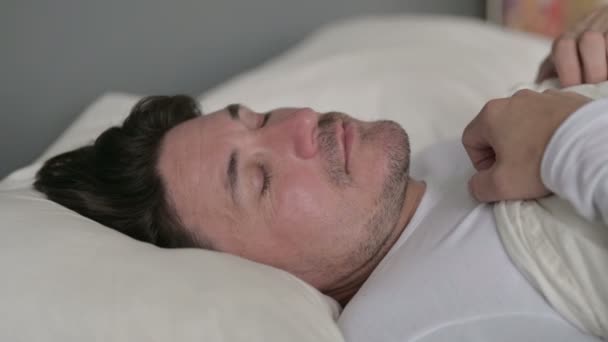 Fredlig medelålders man sover i sängen — Stockvideo
