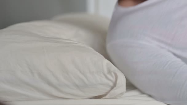 Moyen Age homme va dormir dans le lit — Video