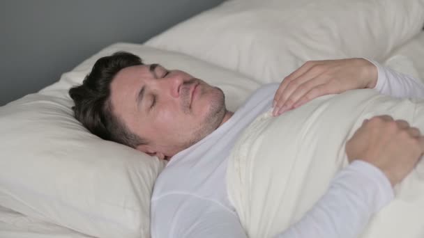 무서워 하는 중년 남자가 침대에서 악몽에서 깨어나다 — 비디오