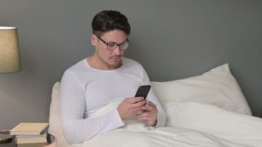 Smartphone kullanımı: Ciddi Orta Çağ Adamı Yatakta 