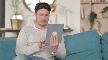 Evde Tablet kullanan Çekici Orta yaşlı adam