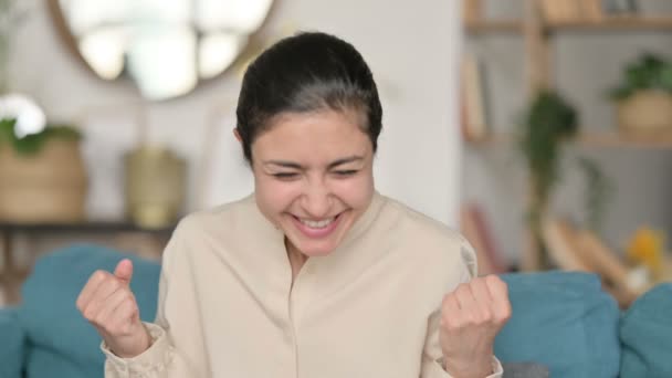 Retrato de mujer india emocionada celebrando en casa — Vídeo de stock