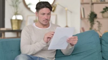 Orta Yaşlı Adam Evinde Belge Okuyor