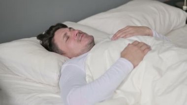 Yorgun Orta Çağlı Sırt Ağrısı Olan Adam Yatakta Yatıyor 