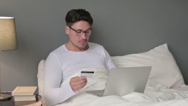 Uomo di mezza età Shopping online di successo sul computer portatile a letto — Video Stock