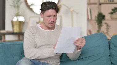 Evdeki Genç Orta Çağ Adamı için Belgeler Başarı