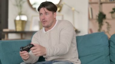 Orta Yaşlı Adam Evde Video Oyunu Oynuyor 